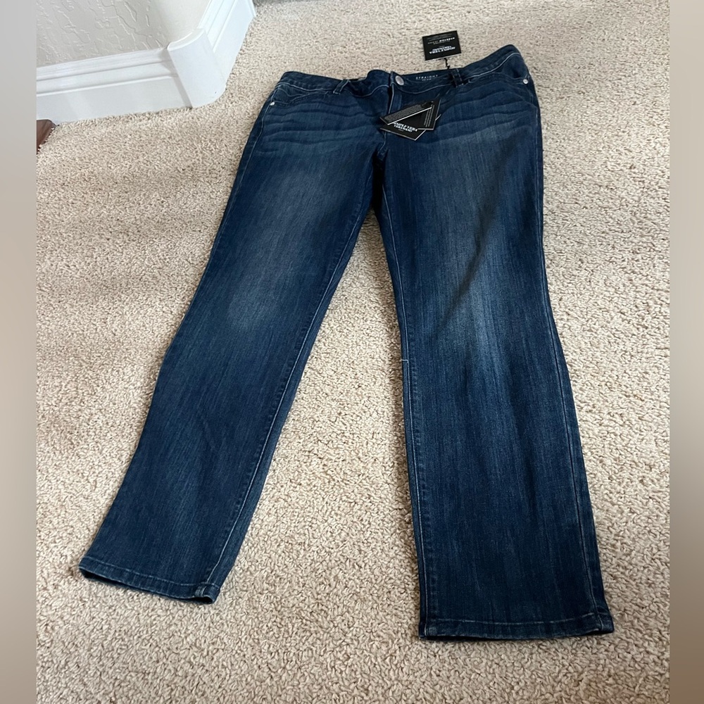 Slimming stretch straight mid rise jeans never worn